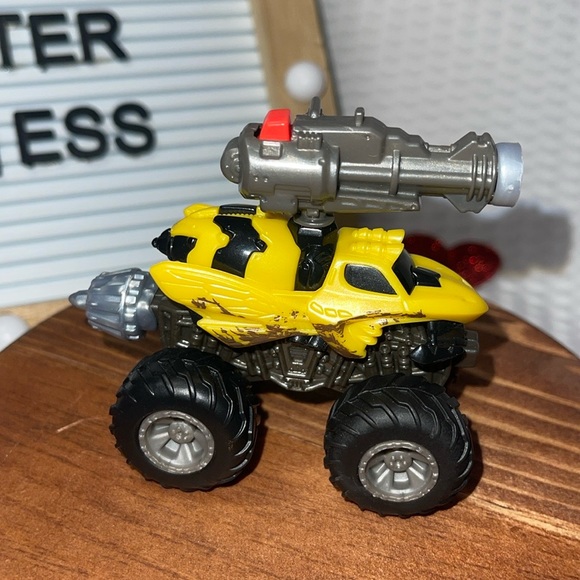 Zuru 5 Surprise Monster Truck Mystery Ball Bumblee Bee Bug Yellow Truck Parts - Picture 3 of 5